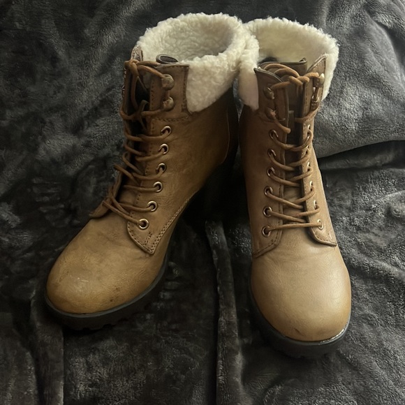 Boots with the fur - Picture 7 of 8